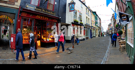 Die schmalen gepflasterten Straßen und Gassen des alten Whitby in North Yorkshire, England, Vereinigtes Königreich Stockfoto