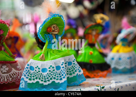 Catrinas, Skelett Frauengestalten zu feiern Tag der Toten, auf Jamaika Markt in Colonia Jamaika in Venustiano Carranza boro Stockfoto