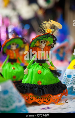 Catrinas, Skelett Frauengestalten zu feiern Tag der Toten, auf Jamaika Markt in Mexiko-Stadt DF Stockfoto