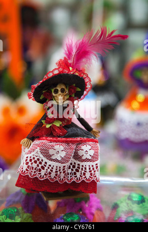 Catrinas, Skelett Frauengestalten zu feiern Tag der Toten am Markt in Mexiko-Stadt DF Stockfoto