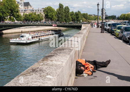 Obdachloser schlafen auf den Straßen von Paris. Stockfoto