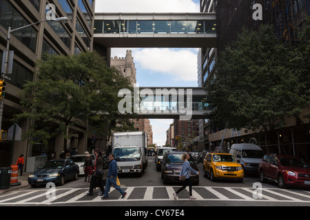 Hunter College Fußgängerbrücken, Lexington Avenue, Manhattan, New York City, USA Stockfoto