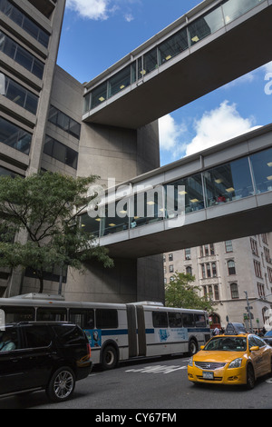 Hunter College Fußgängerbrücken, Lexington Avenue, Manhattan, New York City, USA Stockfoto