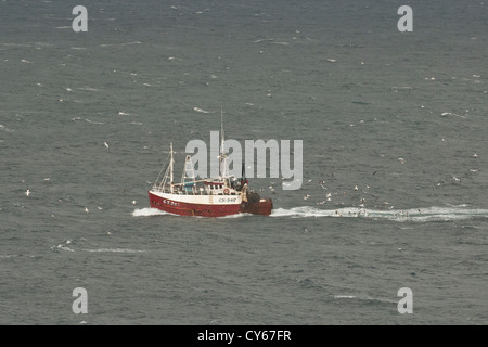 Fischerboot auf See. Insel Lewis, NW Schottland Stockfoto