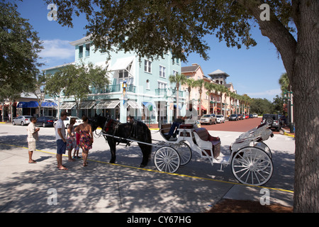 Pferdekutsche vor Markt Straße Geschäfte Cafés und Restaurants Innenstadt Feier Florida Usa Stockfoto