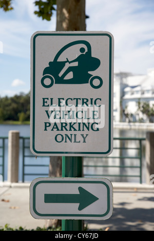 Elektrofahrzeug Parkplätze nur Buchten in der Innenstadt von Feier Florida Usa Stockfoto