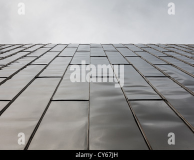 Blick zu den Edelstahl verkleidete Fassade des Spektrums Gebäude in Glasgow. Stockfoto