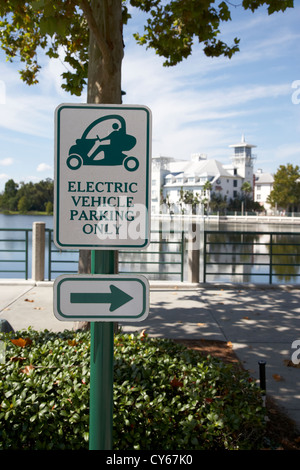 Elektrofahrzeug Parkplätze nur Buchten in der Innenstadt von Feier Florida Usa Stockfoto