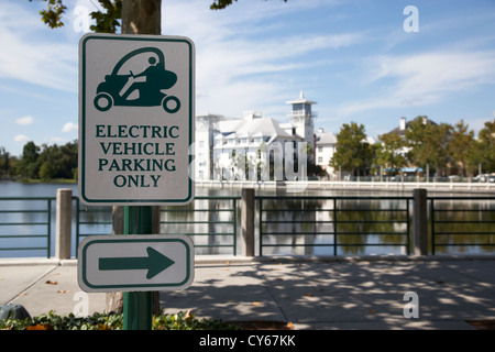 Elektrofahrzeug Parkplätze nur Buchten in der Innenstadt von Feier Florida Usa Stockfoto