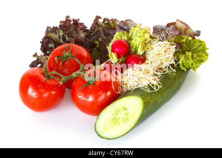 Kopfsalat, Tomaten, Radieschen, Gurken und Luzerne, isoliert auf weißem Hintergrund Stockfoto