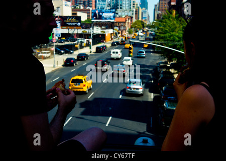 Touristen genießen das Sichtfenster auf der High Line Stadtpark, Blick nach Norden bis 10th Avenue, Manhattan, New York. Stockfoto