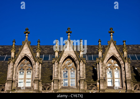 Herbst Sonnenreflektionen auf Reihen von 1800 gotische Fenster auf einem alten denkmalgeschützten Gebäude in Dundee, Großbritannien Stockfoto