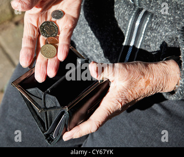 Rentner mit Geldbörse Stockfoto