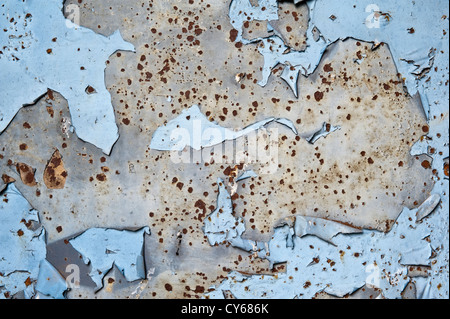 Nahaufnahme von abblätternder blauer Farbe und Rost auf einem alten Industrieller Wassertank aus Gusseisen Stockfoto