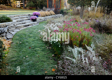 Gartenmauern und die Wiese Rand an einem frostigen Morgen, Greater Sudbury, Ontario, Kanada Stockfoto