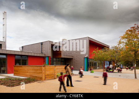 Verschwommene Kinder spielen in Spielplatz im freien Grundschule mit Lehrer beobachten. Stockfoto