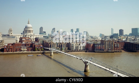 Ein Blick auf die Millennium Bridge und Nordufer, London von der Tate Modern Gallery, UK. Stockfoto