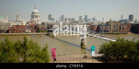 Ein Blick auf die Millennium Bridge und Nordufer, London von der Tate Modern Gallery, UK. Stockfoto