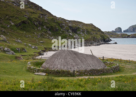 Rekonstruktion eines Eisenzeit-Hauses am Rande des Bosta (Bostadh) Strand, Isle of Lewis. Stockfoto