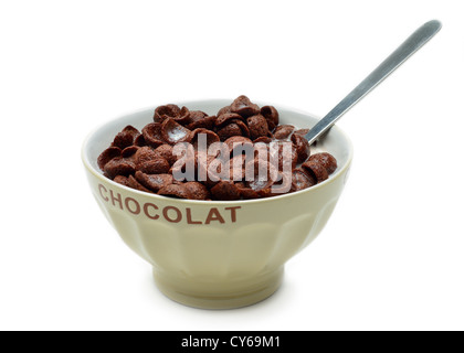 Schale mit leckeren und nahrhaften Schoko Cornflakes, Müsli und Milch auf weißem Hintergrund Stockfoto