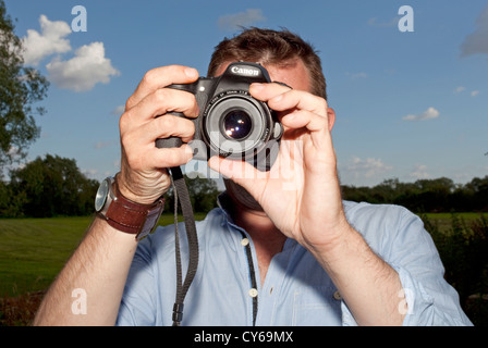 Männlich, die Aufnahme eines Bildes in Richtung Kamera Stockfoto