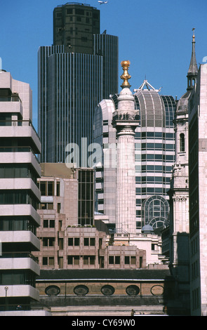 UK England London The Monument errichtet, um den großen Brand von London 1666 markieren. Tower 42 (ehemals NatWest Tower) im Hintergrund. Stockfoto