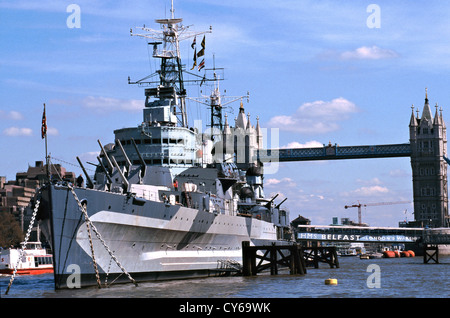 UNITED KINGDOM HMS Belfast ist ein Museumsschiff, ein leichter Kreuzer der Royal Navy, C35 dauerhaft vor Anker in London auf der Themse. Stockfoto