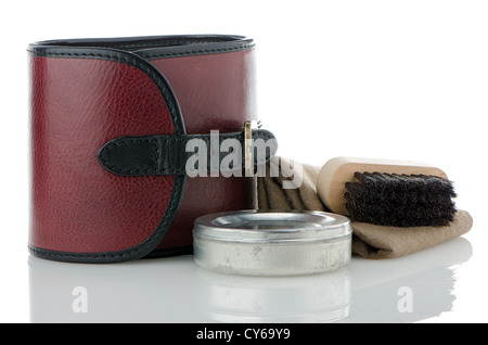 Schlechte rotes Leder und Schuh-Container Polnisch und Pinsel auf weißem Hintergrund. Stockfoto