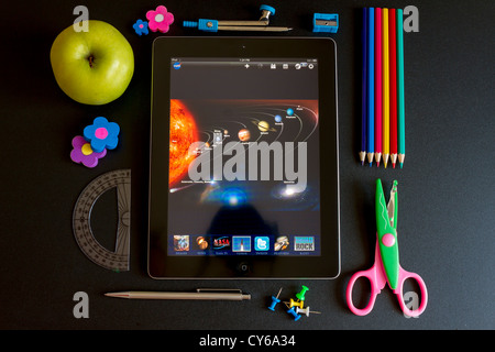 IPad 3 mit Schule Zubehör und Nasa suchen Stockfoto