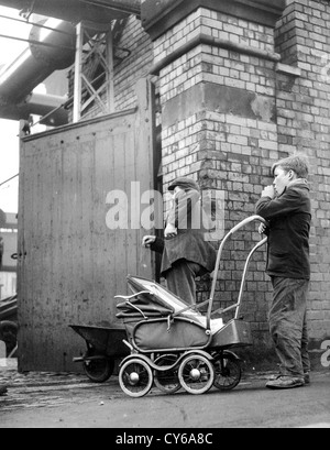 Warten auf Koks von Dudley Gas Works in den West Midlands 1954. Arbeiter Großbritannien 1950er Jahre britischer Arbeiter schwarzes Land Arbeiterklasse schlechter Lebensstil Armut Sozialgeschichte Stockfoto