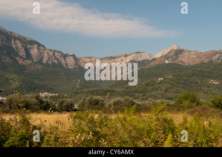 Thassos, Griechenland.  September. Blick ins Landesinnere von Chrisi Akti oder Skala Potamias auf Iparison Berge oder Ypsario Berge. Stockfoto