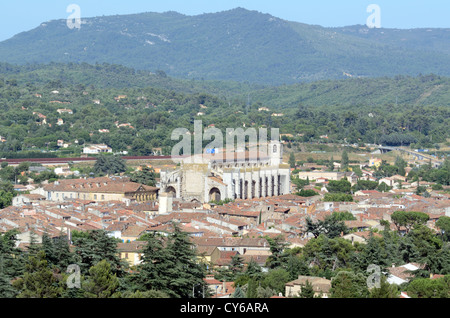 Panoramablick auf die Basilika oder die Kirche der Maria Magdalena Saint-Maximin-la-Sainte-Baume Var Provence Frankreich Stockfoto