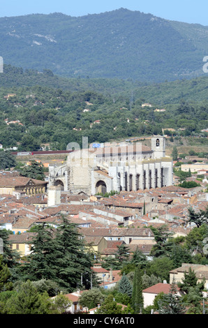 Basilika oder Kirche Maria Magdalena und Blick über die Altstadt von Saint-Maximin-la-Sainte-Baume Var Provence Frankreich Stockfoto