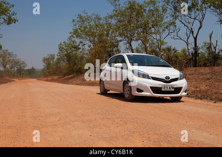 Kleinen Toyota Yaris-Mietwagen auf einer australischen Outback unbefestigten Feldweg. Western Australia, Australia Stockfoto