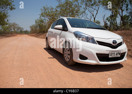 Kleinen Toyota Yaris-Mietwagen auf einer australischen Outback unbefestigten Feldweg. Western Australia, Australia Stockfoto