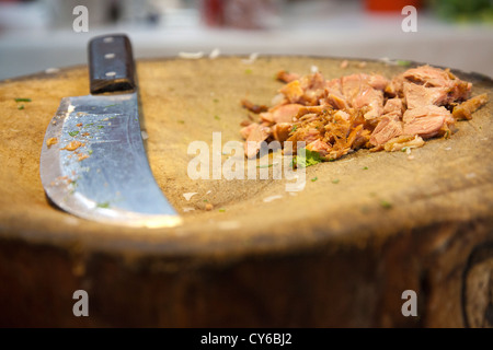 Carnitas - Schweine, die in Fett, Confit Stil gekocht serviert geschreddert mit Tacos auf Jamaika Markt auf Block - Mexiko-Stadt Stockfoto