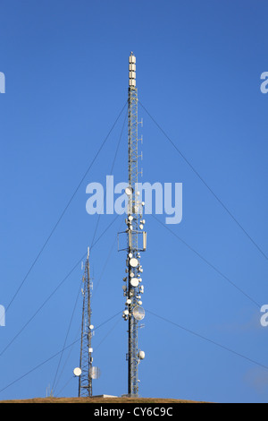 Co Grafschaft Kerry, große Stahlmasten mit Kommunikations-Ausrüstung auf einem Hügel mit Blick auf das Tal, -Turm Stockfoto