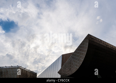 Bild der skulpturalen Struktur der The Lowry, Sky gegenübergestellt. Stockfoto