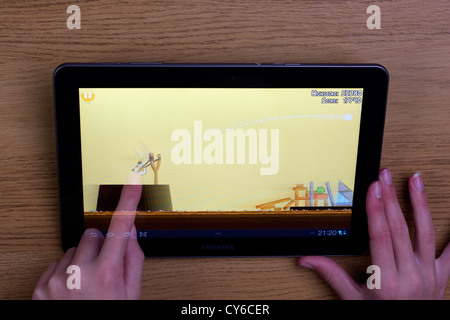 Spielen auf einem Samsung Galaxy Tablet Stockfoto