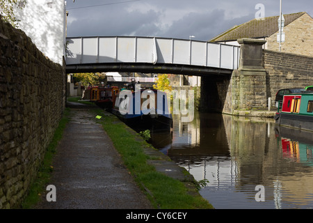 Schmale Boote auf dem Leeds und Liverpool Canal in Skipton Stockfoto