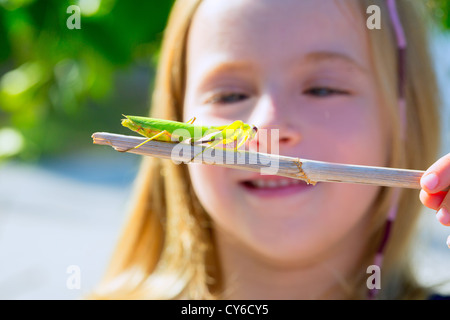 wissenschaftliche Naturforscher Biologe Kind Mädchen auf der Suche Gottesanbeterin Insekt closeup Stockfoto