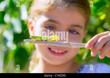 wissenschaftliche Naturforscher Biologe Kind Mädchen auf der Suche Gottesanbeterin Insekt closeup Stockfoto