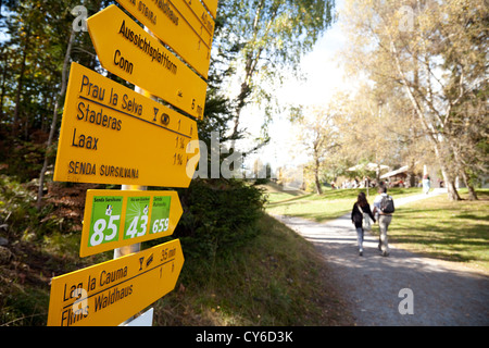 Wanderweg-Zeichen und ein paar wenige, Flims, Graubünden, Schweiz-Europa Stockfoto