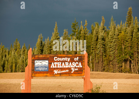 Ein Zeichen für Athabasca Landkreis in den borealen Wald, Alberta, Kanada. Stockfoto