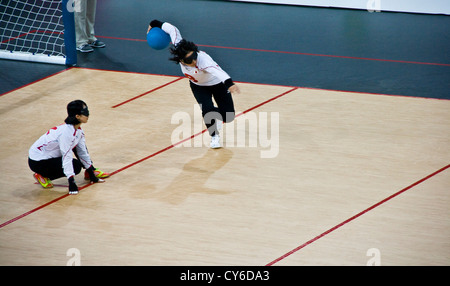 Japanische Frauen-Ziel-Ball-Team in Aktion gegen Kanada im Feld Kupfer im Paralympischen Spiele 2012 in London. Kanada gewann 1: 0. Stockfoto