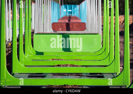 Ansicht von langen leeren Güterzugwagen für den Transport von Holz und Holz, Finnland Stockfoto