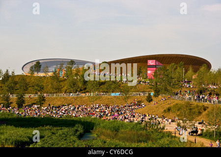 Velodrom (von Hopkins Architects) und Zuschauer in London 2012 Olympische Paralympischen Park Stratford England Europa Stockfoto