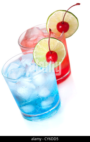 Zwei Cocktails mit Limettenscheibe und Maraschino. Isoliert auf weißem Hintergrund Stockfoto