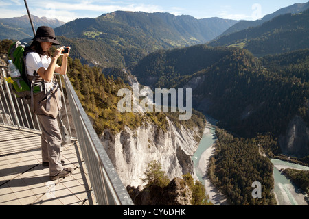 Eine Frau Touristen fotografieren von Il Spir blickte auf den Rhein in die Schlucht bei Conn, Flims, Schweiz Stockfoto