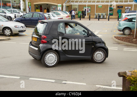 Smart Auto auf einem Supermarkt-Parkplatz Stockfoto